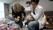 TXT・YEONJUN、ついに赤ちゃんと心が通い「僕にとっては記念すべき日」“本職”の現場でも育児に奮闘＜TXTの育児日記＞