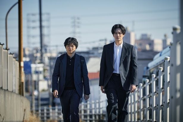 どこかへ向かい歩を進める真(岡田将生)と稔(染谷将太)