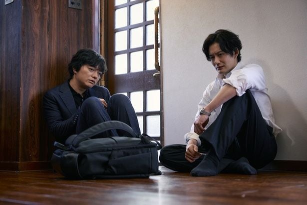 茂木(山中崇)の訃報を知り深い絶望感に苛まれる真(岡田将生)と稔(染谷将太)