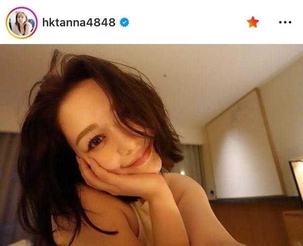 【写真】村重杏奈、ショートヘア×頬杖カット