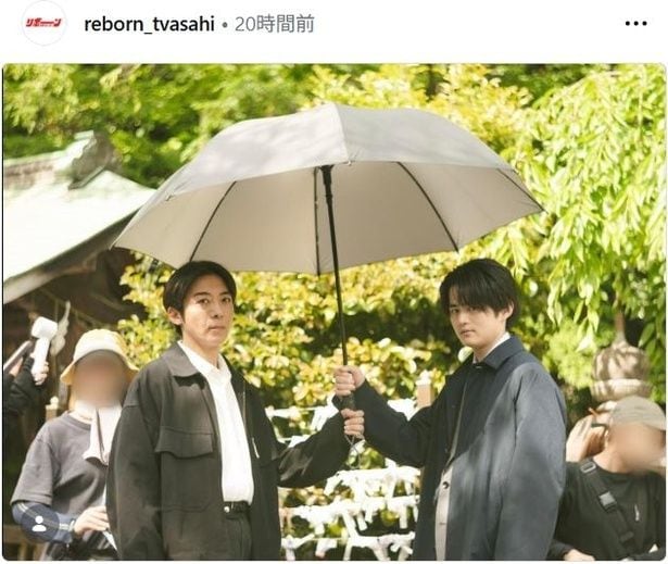 【写真】高橋一生&鈴鹿央士、真顔でのあいあい傘ショットに反響