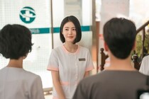 魔性の魅力…“上目遣い”のシン・イェウン“ハリ”に「これは落ちるわ」視聴者納得イ・ジェウク“ジイ”と急接近＜孤島のエリートドクター＞