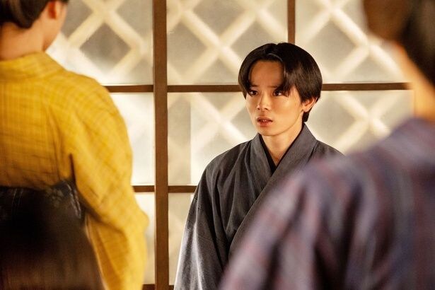 槇村(林裕太)、兄の縁談相手である安(早坂美海)の笑顔に一目惚れ