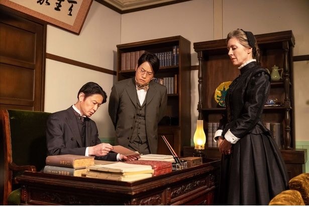 バーンズ(エマ・ハワード)は院長の多田(筒井道隆)から今後の方針転換を聞かされる