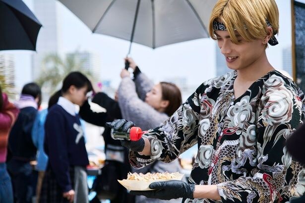 たこ焼きに青のりを振りかける高橋恭平のオフショット