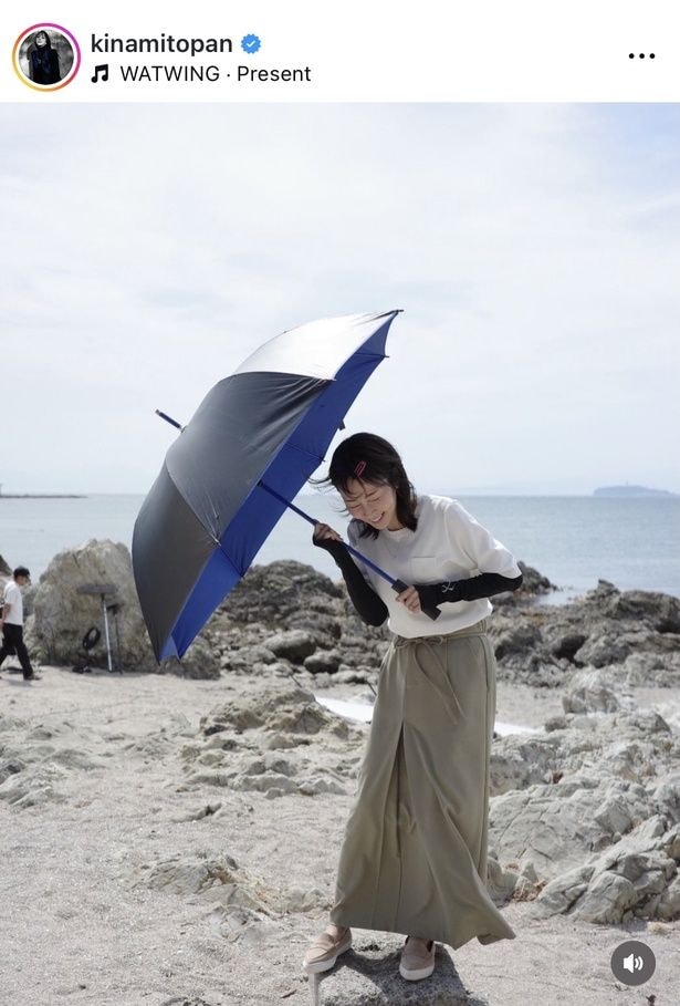 【写真】木南晴夏が海辺の強風にあおられながら笑顔で耐える姿