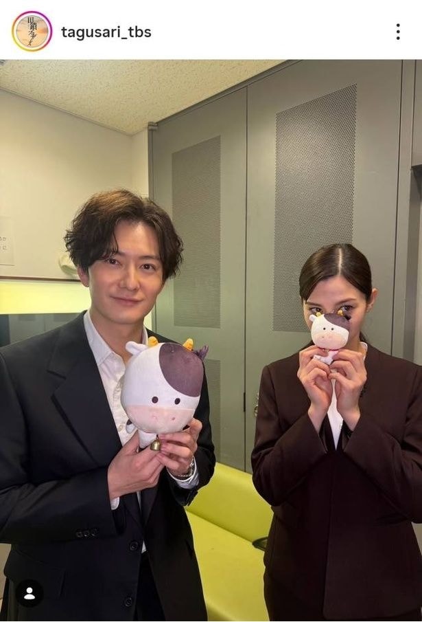 【写真】岡田将生&中条あやみ、牛のぬいぐるみ・ペコを持ったかわいらしい2ショット