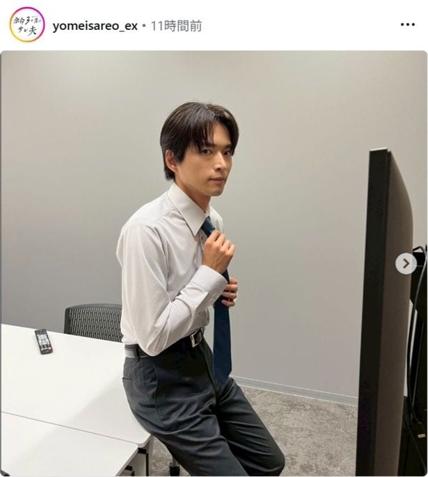 【写真】白洲迅、机に軽く腰かけてネクタイを締める仕草