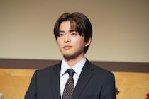 白洲迅、ネクタイを締めるオフショットに「あら、やだイケメン」と悶絶の声＜余命3ヶ月のサレ夫＞