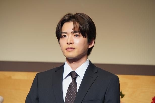 白洲迅、ネクタイを締めるオフショットに「あら、やだイケメン」と悶絶の声<余命3ヶ月のサレ夫>
