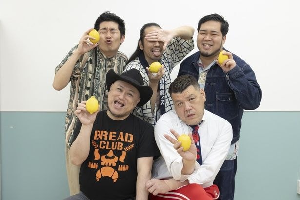 「ザテレビジョン」といえば「レモン」ということで、全員でレモン持ちポーズ!