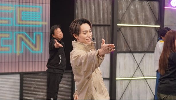TETSUYAの「Don’t think.Feel！」にシニアも笑顔　豪華客船で2000人と踊る特別レッスンも＜DANCE TRAIN＞
