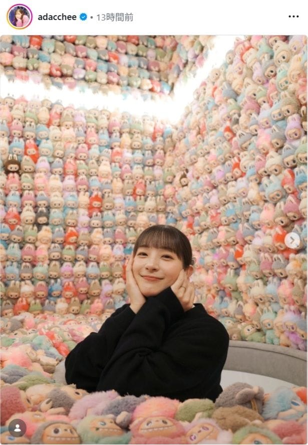 【写真】「かわいいオブかわいい」…足立梨花、壁一面に並ぶラブブに囲まれ楽しげな雰囲気