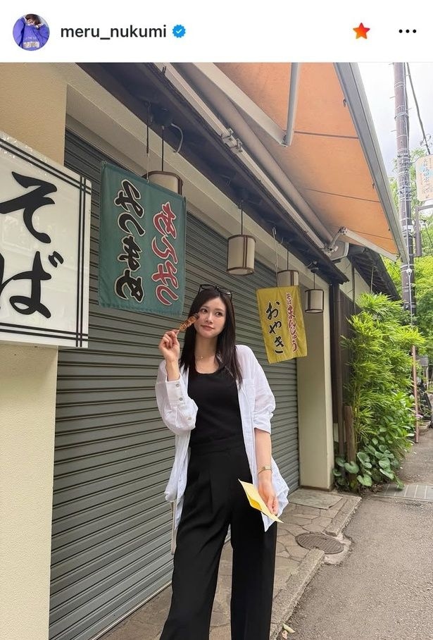 【写真】“超シンプル”コーデが絵になりすぎ…生見愛瑠、団子を手に散歩フォト