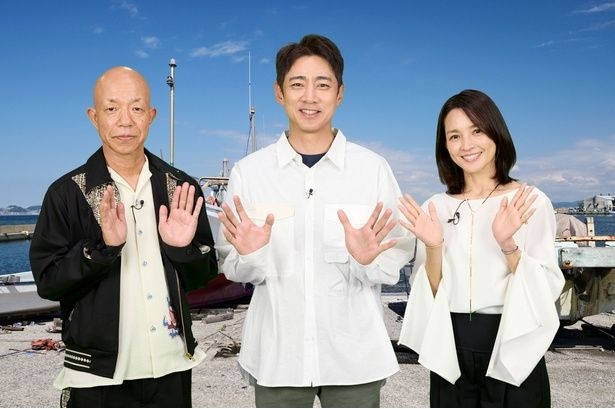 MC小泉孝太郎とゲストの小峠英二、国仲涼子がスタジオで海上ヒッチハイクを見守る