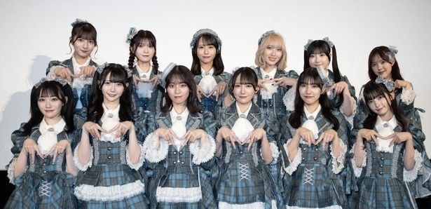 (前列左より)本田珠由記、谷崎早耶、冨田菜々風、鈴木瞳美、蟹沢萌子、永田詩央里、(後列左より)河口夏音、菅波美玲、尾木波菜、川中子奈月心、櫻井もも、落合希来里