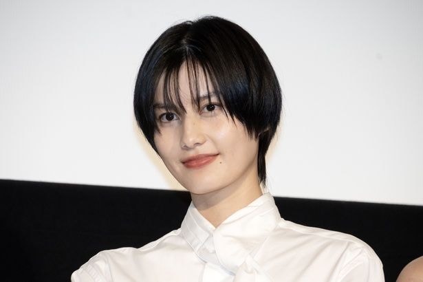 映画「祝山」の主人公、ミステリー作家の鹿角南を演じる橋本愛