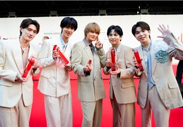M!LKがレッドカーペットに登場　コーディネートのポイントは「クリーミーミルク！」＜MUSIC AWARDS JAPAN 2026＞