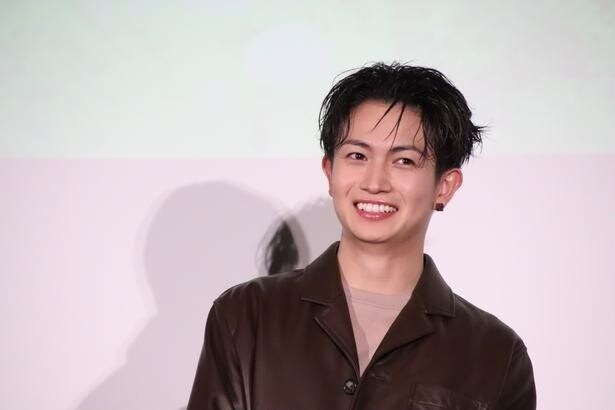 綱啓永、暑くなった現場でハンディファン片手に涼しげな表情…ファンから「風送ってくれてありがとう」の声＜LOVED ONE＞