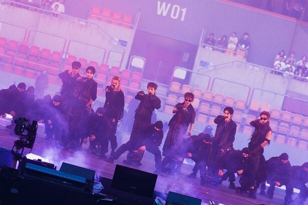 BTSが11万人動員の釜山で新曲初披露とデビュー13周年を祝うステージを展開　1000機投入の圧巻のドローンショーも