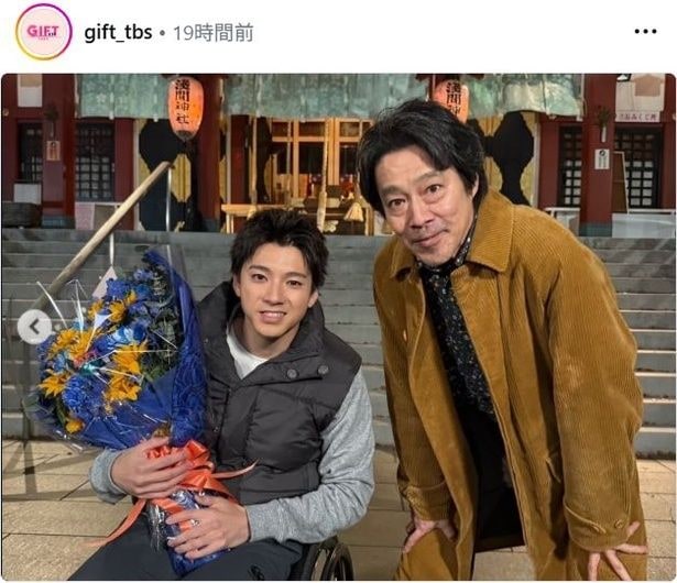 【写真】花束を抱える山田裕貴＆寄り添う堤真一のツーショット