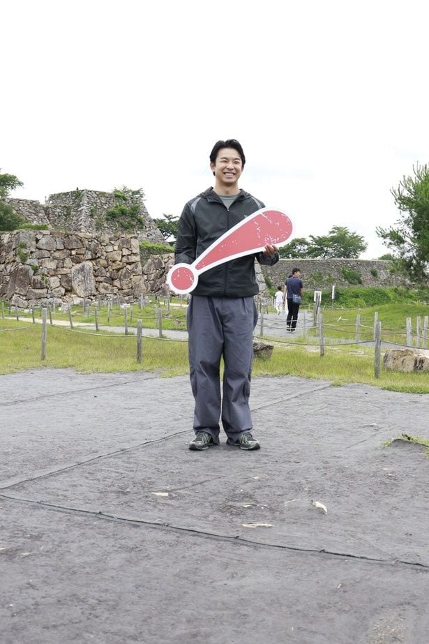 竹田城跡を訪問する仲野太賀