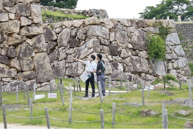 竹田城跡を訪問する仲野太賀