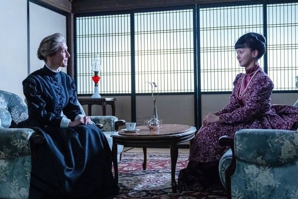 バーンズ(エマ・ハワード)と捨松(多部未華子)が交わした、互いへのリスペクト