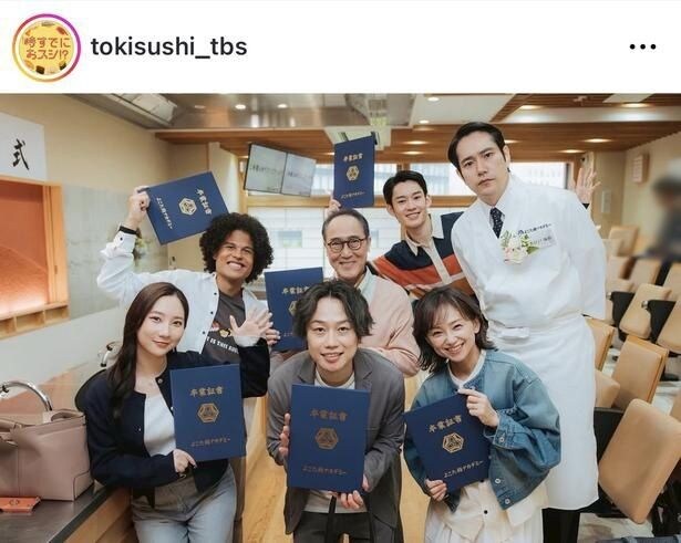 【写真】リリーを中心に永作博美＆松山ケンイチ＆ら7人が集う“卒業式ショット”に反響