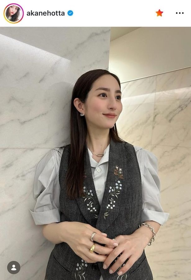 【写真】まなざしまで気品漂う“上品”さ…堀田茜、“大人”配色のオフショット