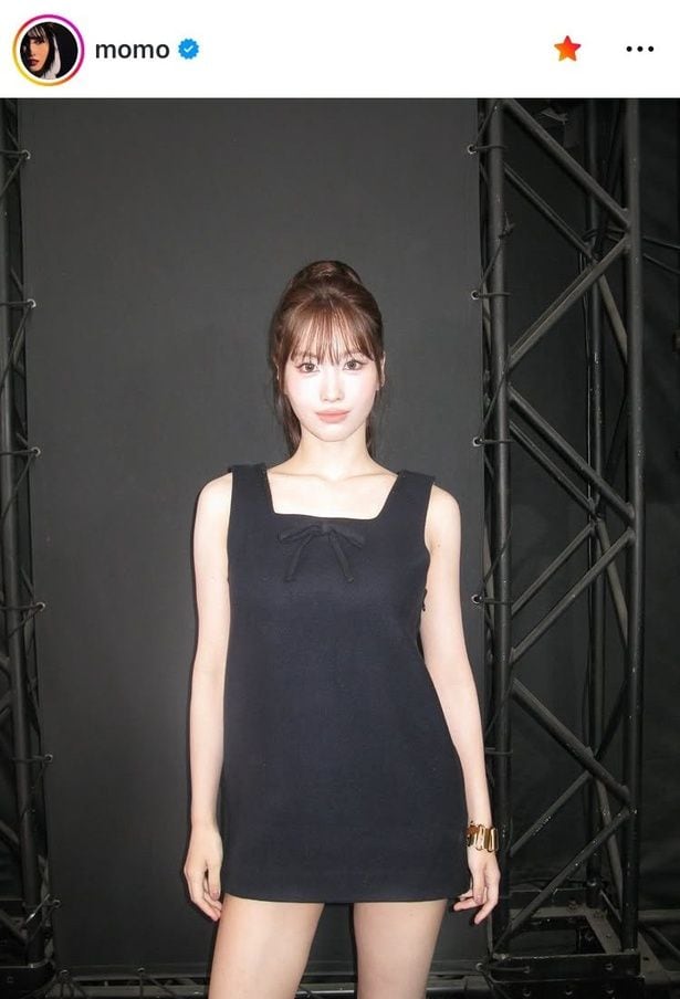 【写真】TWICE・モモ、“ミニ丈”黒ワンピで魅せる1枚