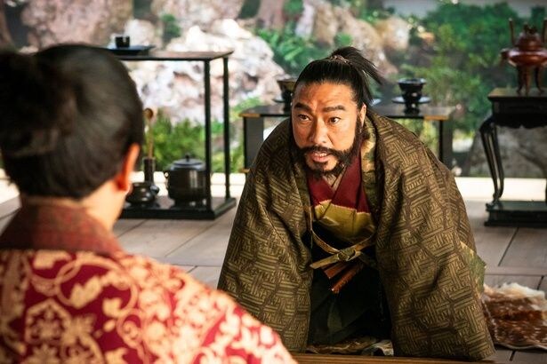 荒木村重(トータス松本)、明智光秀(要潤)に「足を踏い外さんよう…」と忠告する