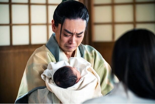 竹中半兵衛(菅田将暉)、秀長(仲野太賀)の子を抱き大粒の涙を流す
