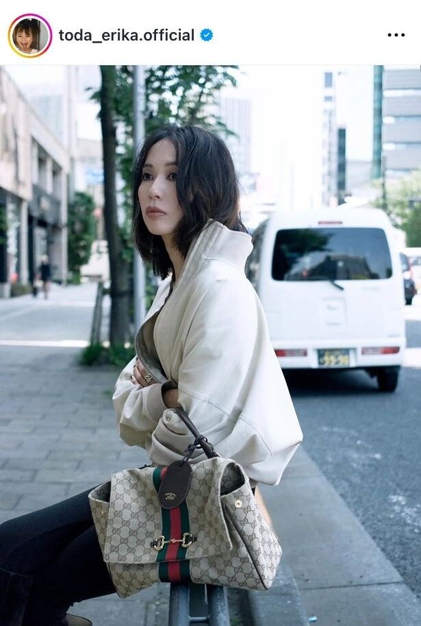【写真】戸田恵梨香、ベンチでしなやかコート×バッグの街角“リラックス”姿
