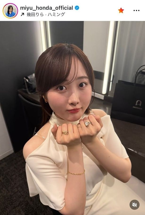 【写真】つぶらな瞳の“上目遣い”にドキッ…本田望結、美肩が眩しいホワイトコーデ