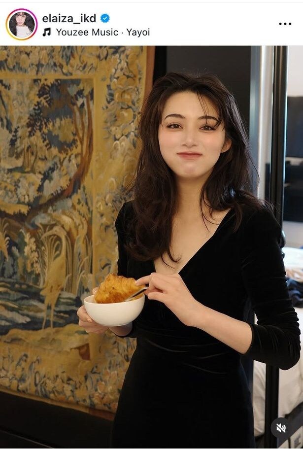 【写真】池田エライザ、クロワッサンを頬張る黒ワンピ姿