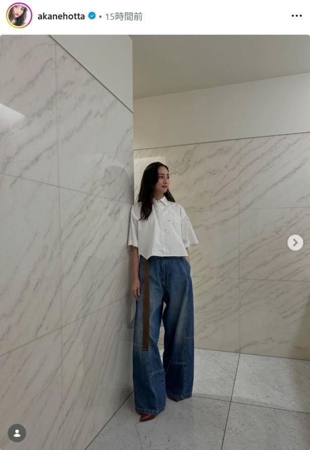【写真】堀田茜、白シャツ×ワイドデニムの“大人カジュアルコーデ”