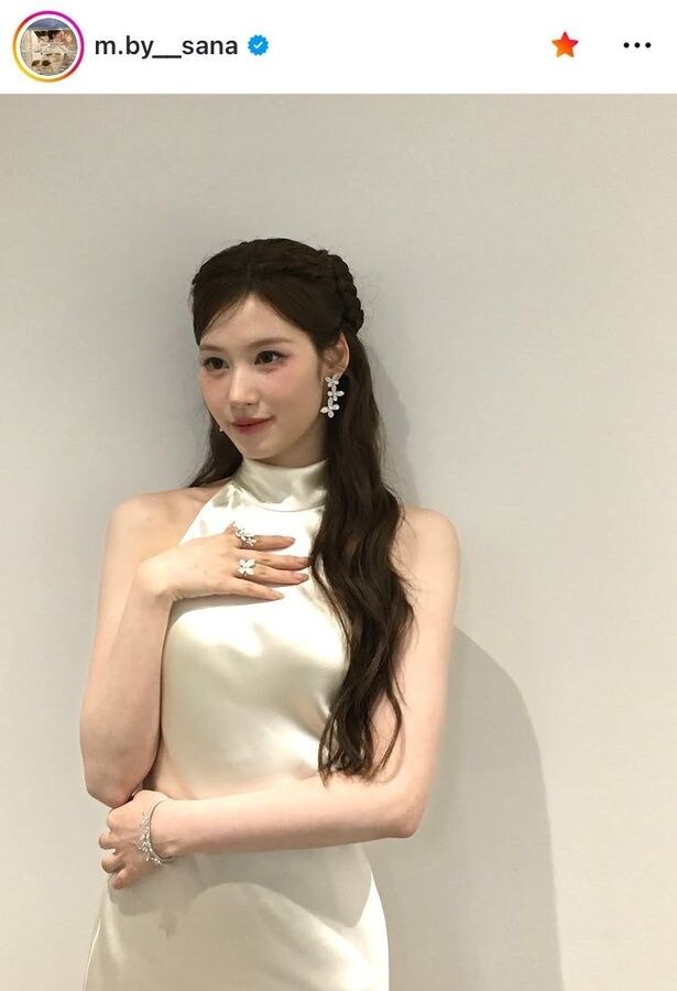 【写真】柔らかなほほ笑みにキュン…TWICE・サナ、シンプルホワイトドレスで魅せる姿