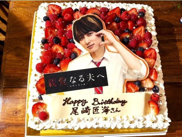 尾崎匠海(INI)、インパクト大のサプライズバースデーケーキに驚き