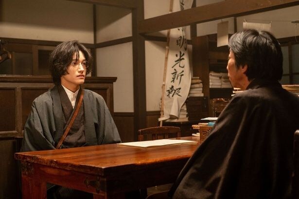 シマケン(佐野晶哉)、新聞記者になる道を打診され動揺する