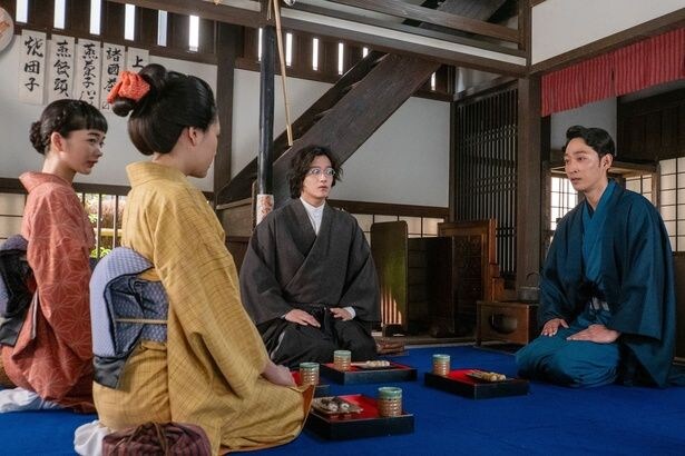 安(早坂美海)、宗一(上杉柊平)、りん(見上愛)、シマケン(佐野晶哉)は団子屋で話し合う