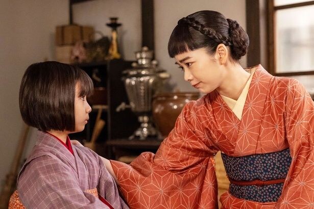りん(見上愛)は幼なじみとケンカして後悔する娘・環(英茉)に語りかける