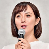 40歳とは思えぬキュートさ…比嘉愛未、ケーキを掲げた誕生日カットに「かわいい」「美しすぎて尊い」