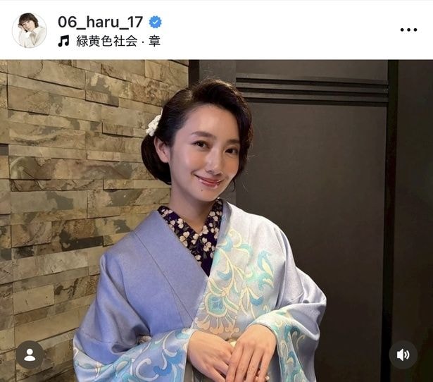 【写真】波瑠、青紫の着物をまとい笑顔を見せる上品な姿
