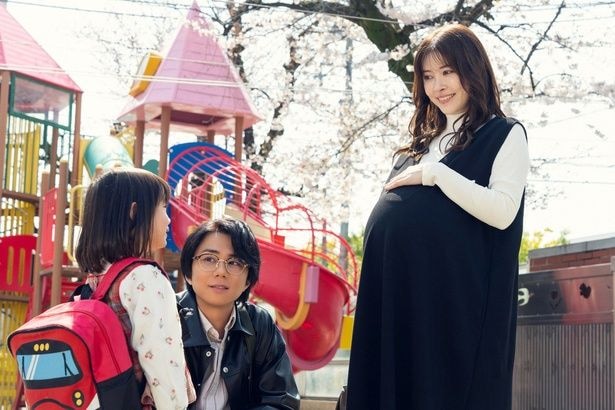 緒方(北山宏光)の娘・凪咲(大谷日南実)のお迎えに行くアサ(宮澤エマ)の幸せそうな表情
