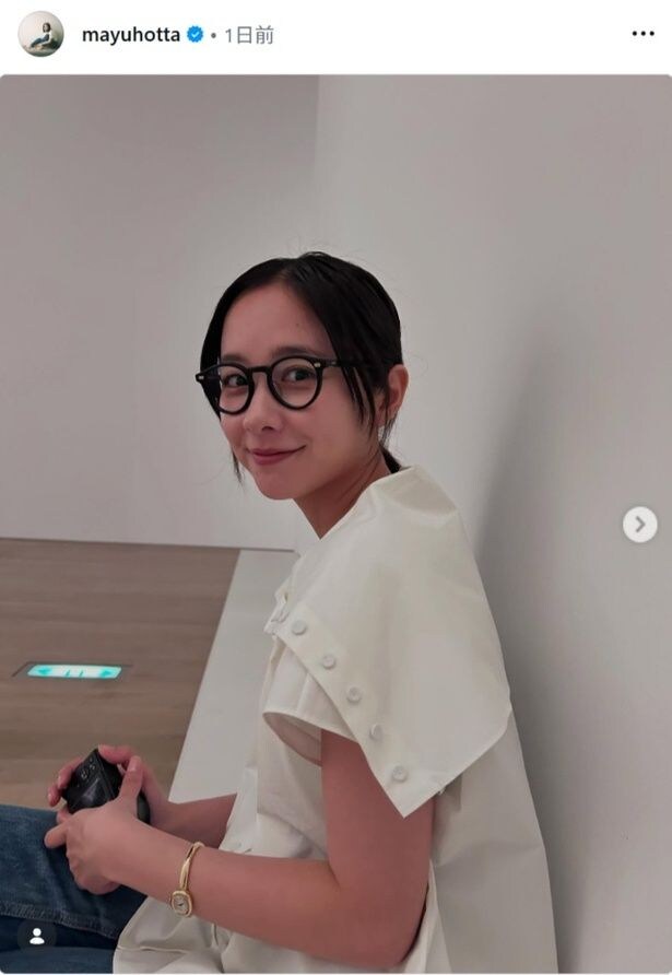 【写真】堀田真由、肩のボタンデザインが印象的な白トップスコーデ