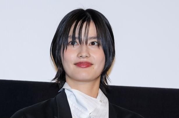 橋本愛、ハンサムショートヘア×白シャツの自撮りショットに「かっこよすぎてぶっ倒れそう」の声