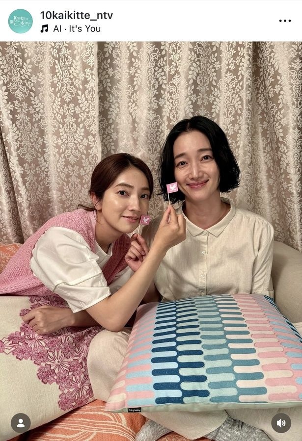 【写真】仁村紗和&入山法子がクッションを抱えて寄り添う“姉妹ショット”がかわいい