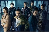 本木雅弘“荒木村重”VS菅田将暉“黒田官兵衛”が言葉で斬り合う“舌戦”を繰り広げる特別映像が解禁＜黒牢城＞