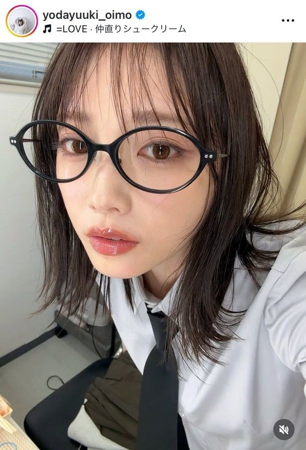 【写真】レンズ越しのまなざしが印象的…与田祐希、至近距離オフショット